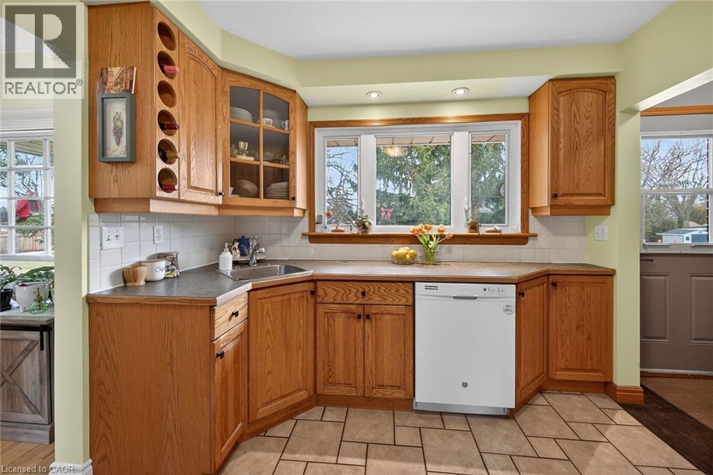 248 Seneca Avenue, Hamilton, ON - Indoor Photo Showing Kitchen