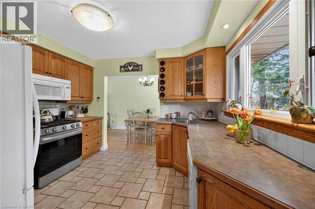 248 Seneca Avenue, Hamilton, ON - Indoor Photo Showing Kitchen