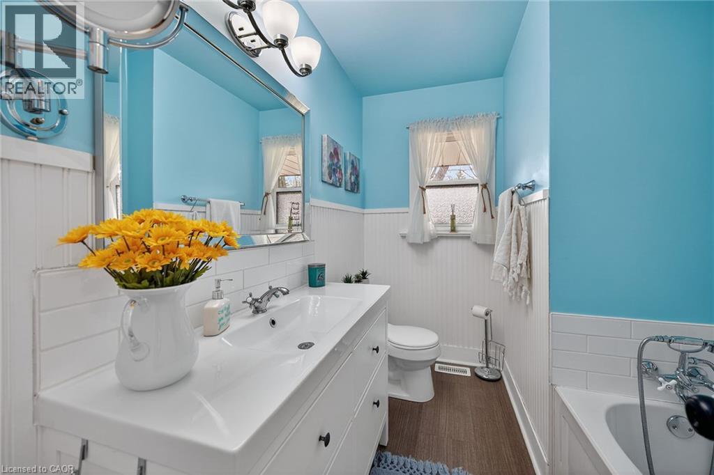248 Seneca Avenue, Hamilton, ON - Indoor Photo Showing Bathroom