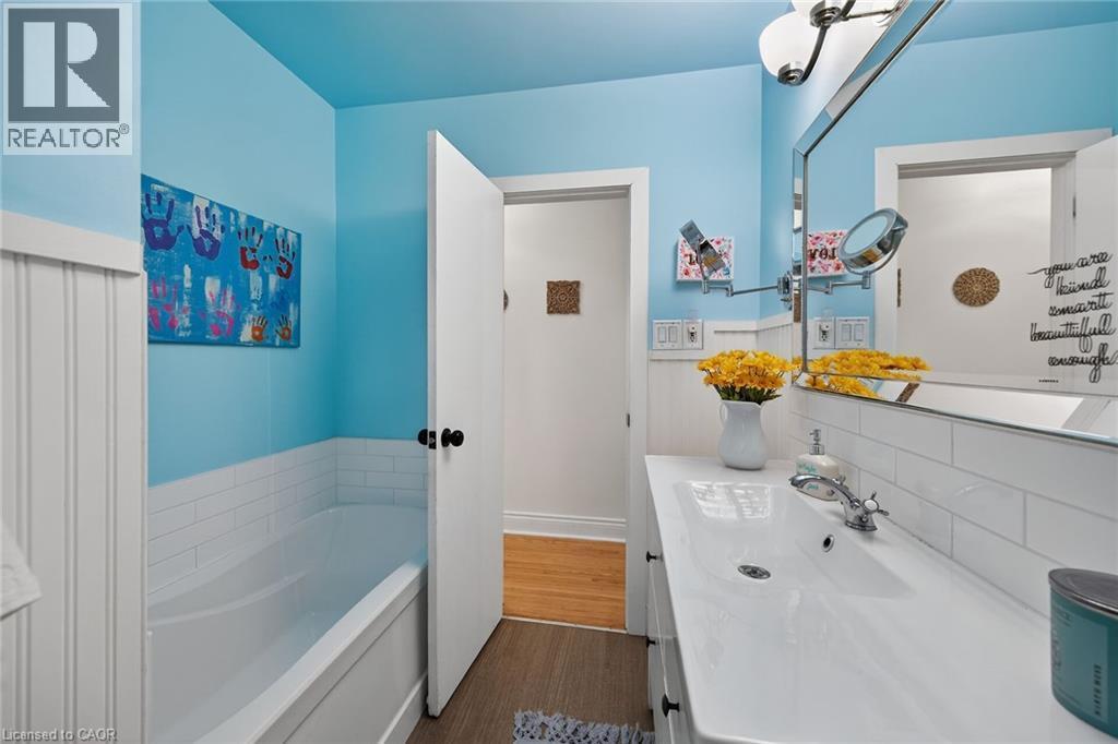 248 Seneca Avenue, Hamilton, ON - Indoor Photo Showing Bathroom