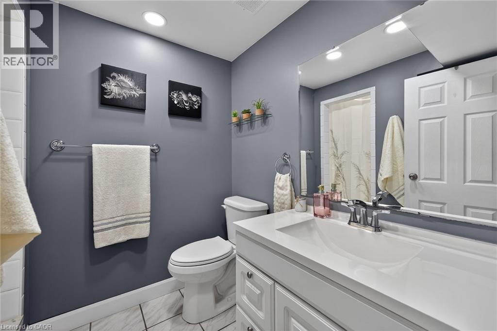 248 Seneca Avenue, Hamilton, ON - Indoor Photo Showing Bathroom