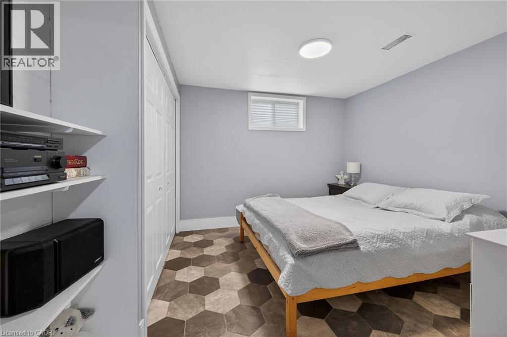 248 Seneca Avenue, Hamilton, ON - Indoor Photo Showing Bedroom