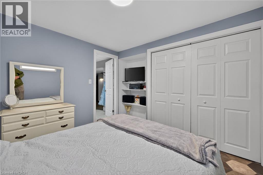248 Seneca Avenue, Hamilton, ON - Indoor Photo Showing Bedroom