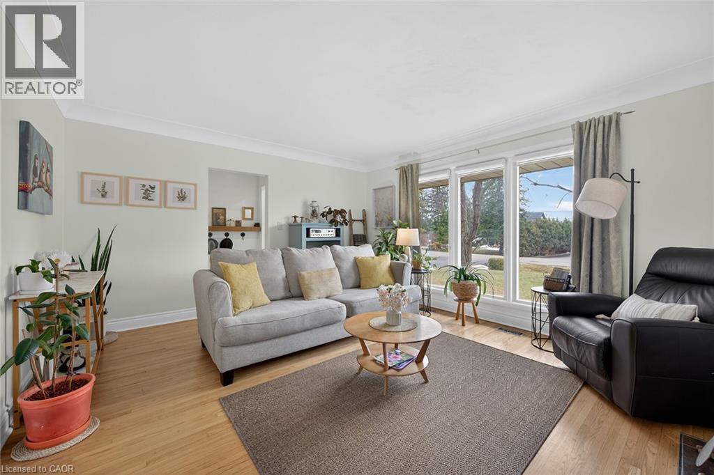 248 Seneca Avenue, Hamilton, ON - Indoor Photo Showing Living Room