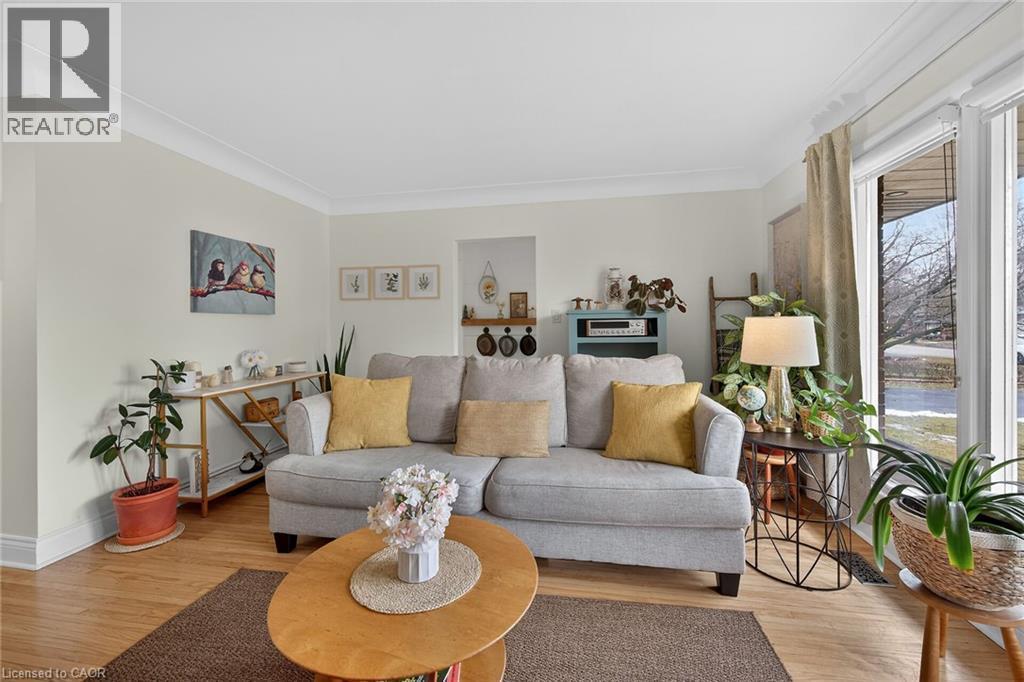 248 Seneca Avenue, Hamilton, ON - Indoor Photo Showing Living Room