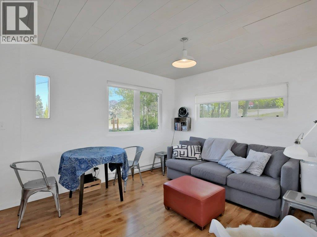 620 Boothe Road, Naramata, BC - Indoor Photo Showing Living Room