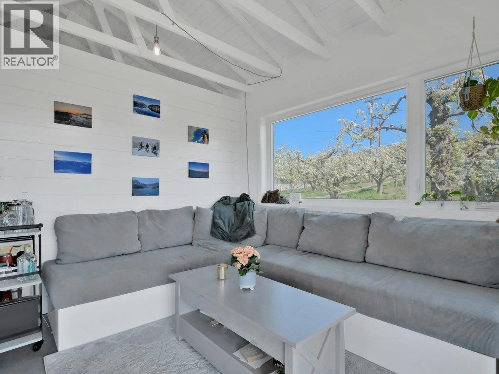 620 Boothe Road, Naramata, BC - Indoor Photo Showing Living Room