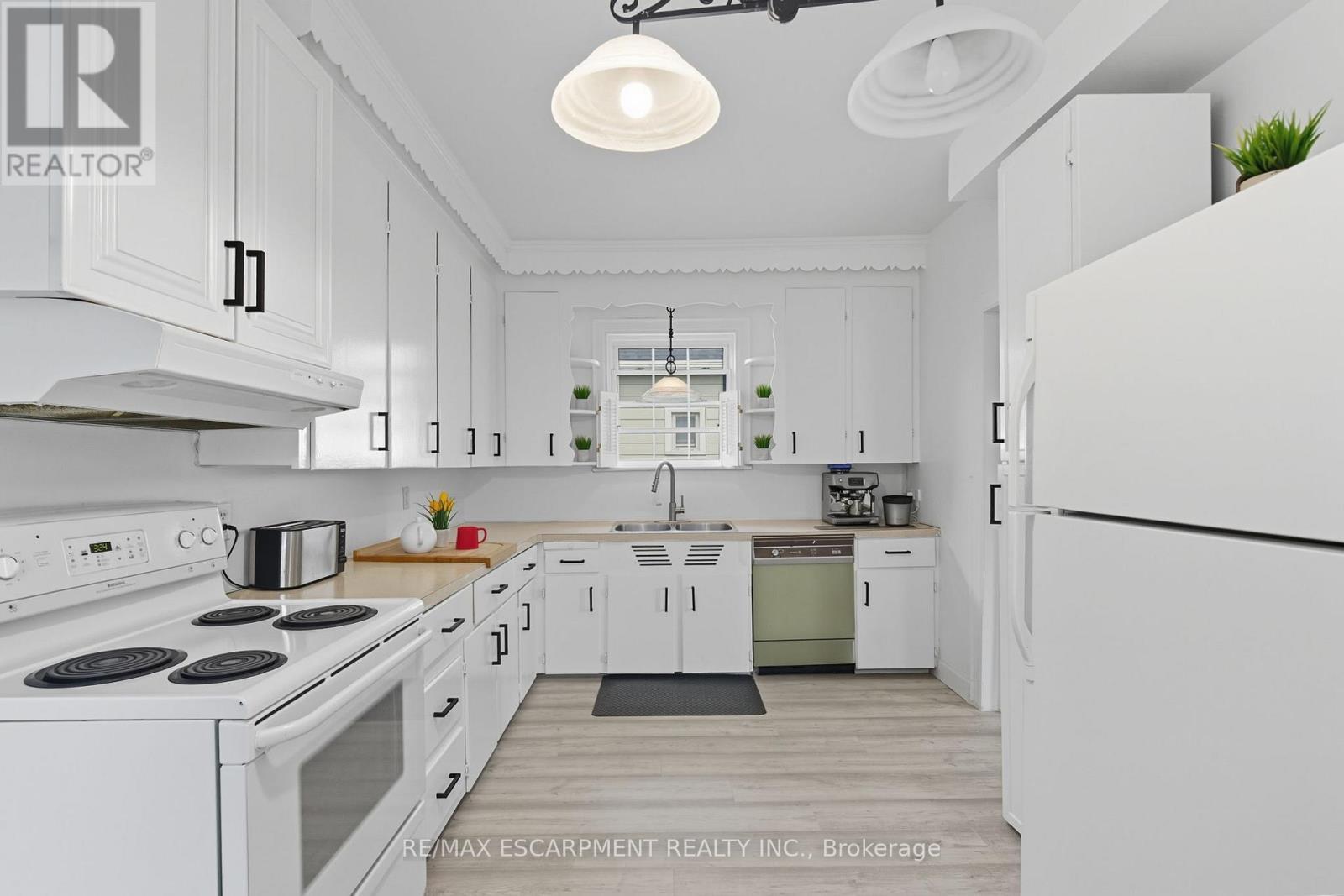 157 East 5Th Street, Hamilton, ON - Indoor Photo Showing Kitchen With Double Sink
