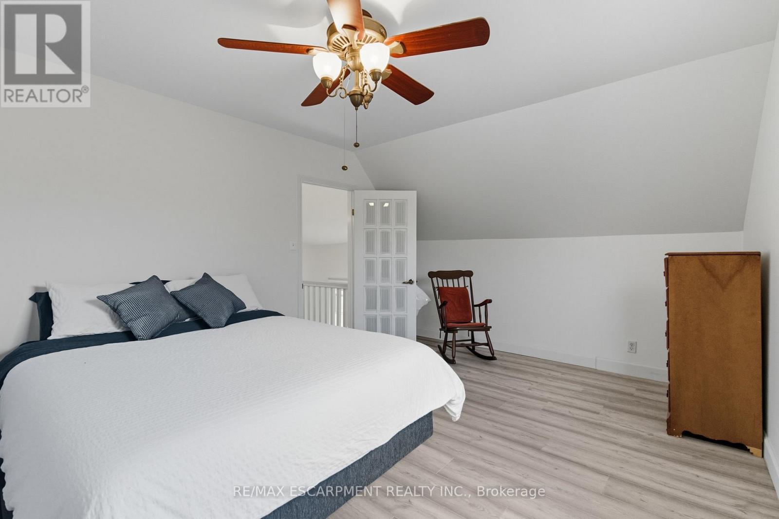 157 East 5Th Street, Hamilton, ON - Indoor Photo Showing Bedroom