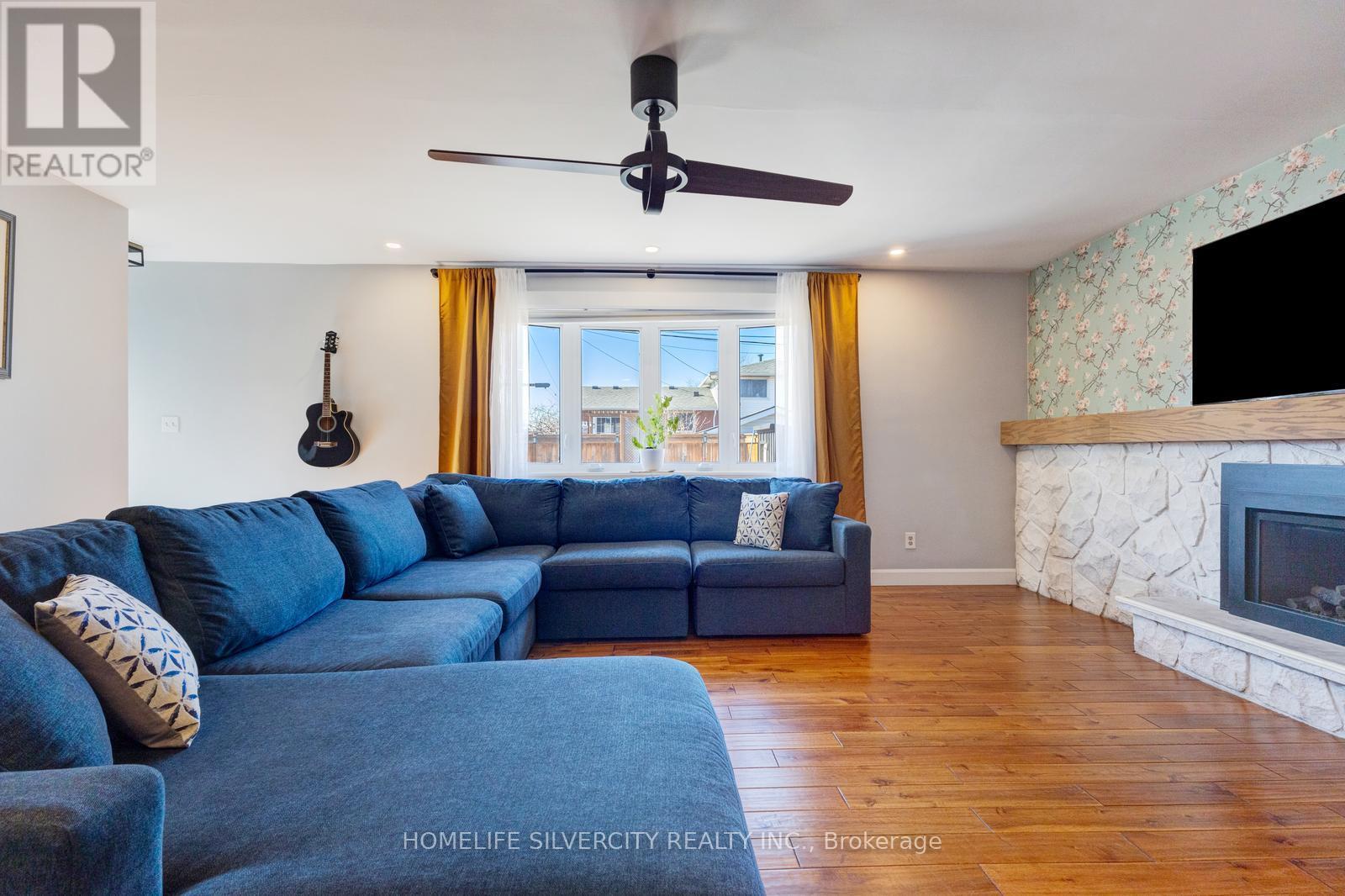 203 Montmorency Drive, Hamilton, ON - Indoor Photo Showing Living Room With Fireplace