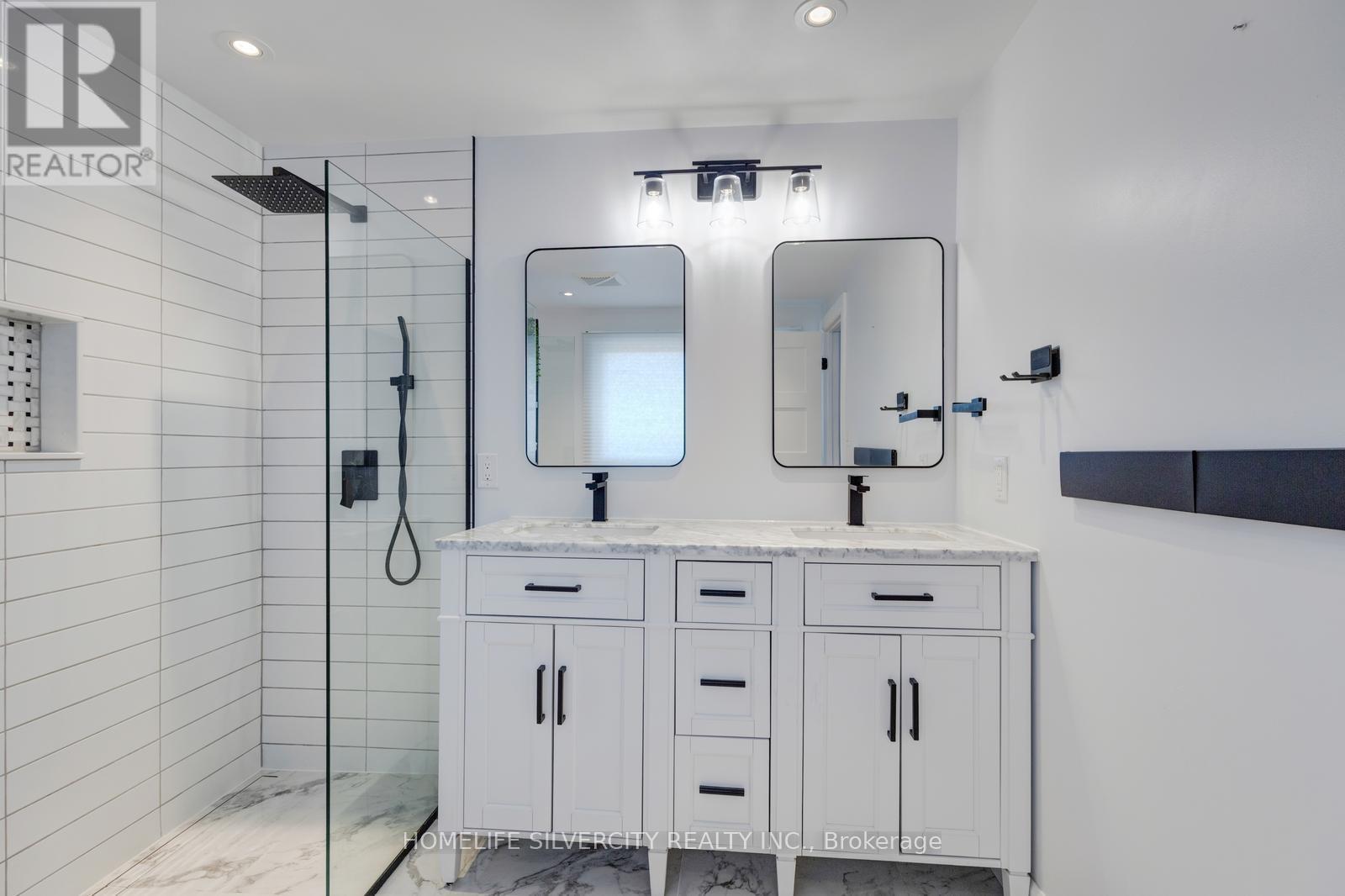 203 Montmorency Drive, Hamilton, ON - Indoor Photo Showing Bathroom