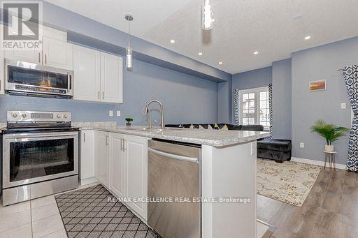 9 Hiscott Drive, Hamilton, ON - Indoor Photo Showing Kitchen