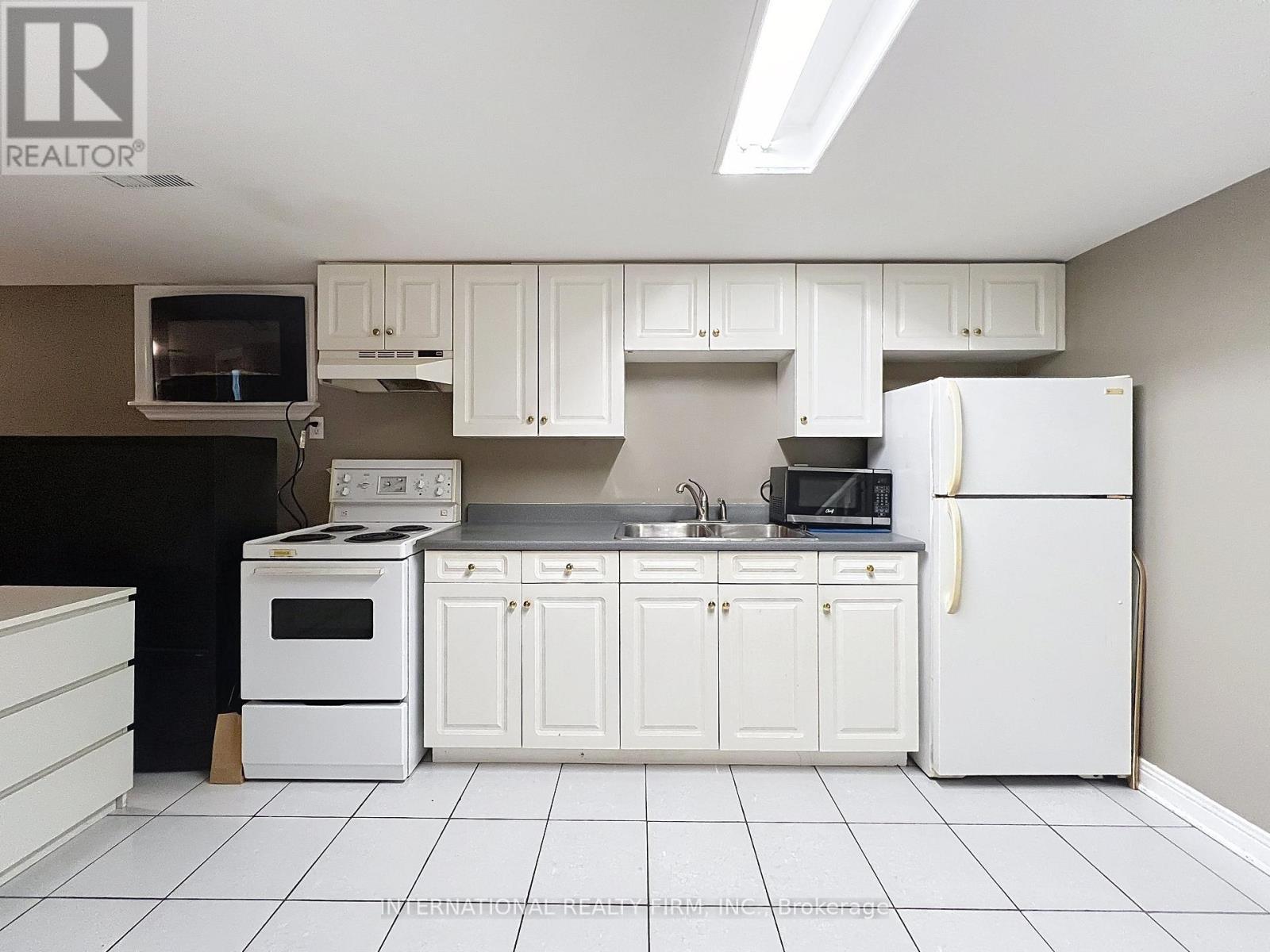 3602 Dunrankin Drive, Mississauga, ON - Indoor Photo Showing Kitchen With Double Sink