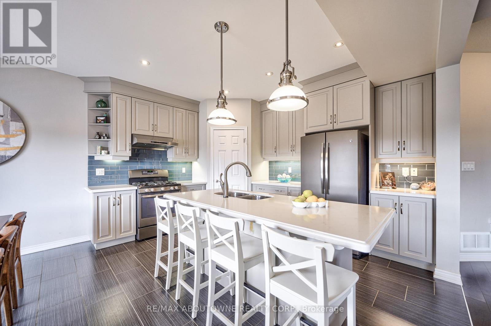 195 Greti Drive, Hamilton, ON - Indoor Photo Showing Kitchen With Double Sink With Upgraded Kitchen