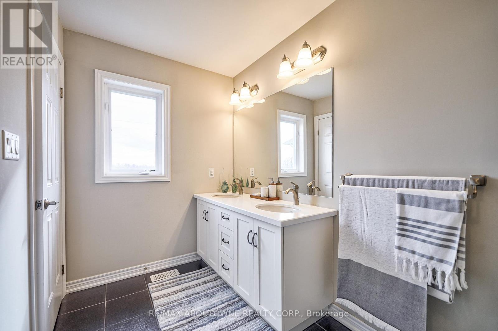 195 Greti Drive, Hamilton, ON - Indoor Photo Showing Bathroom