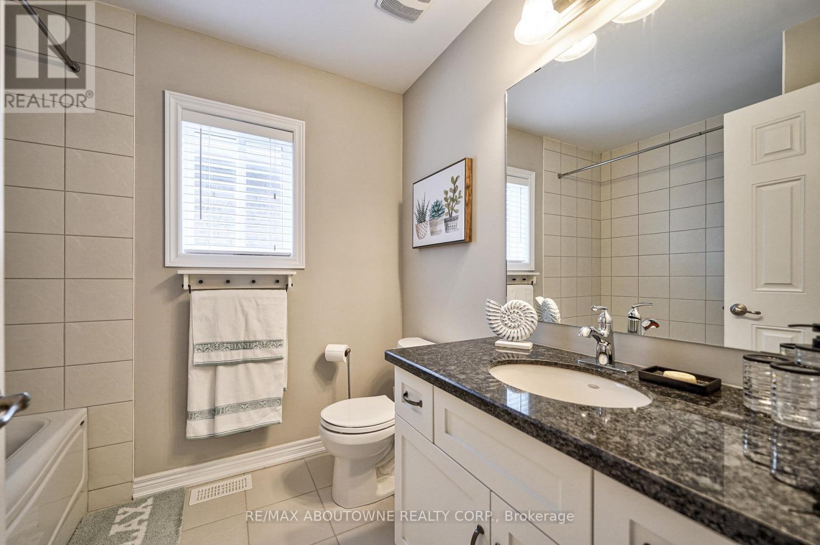 195 Greti Drive, Hamilton, ON - Indoor Photo Showing Bathroom