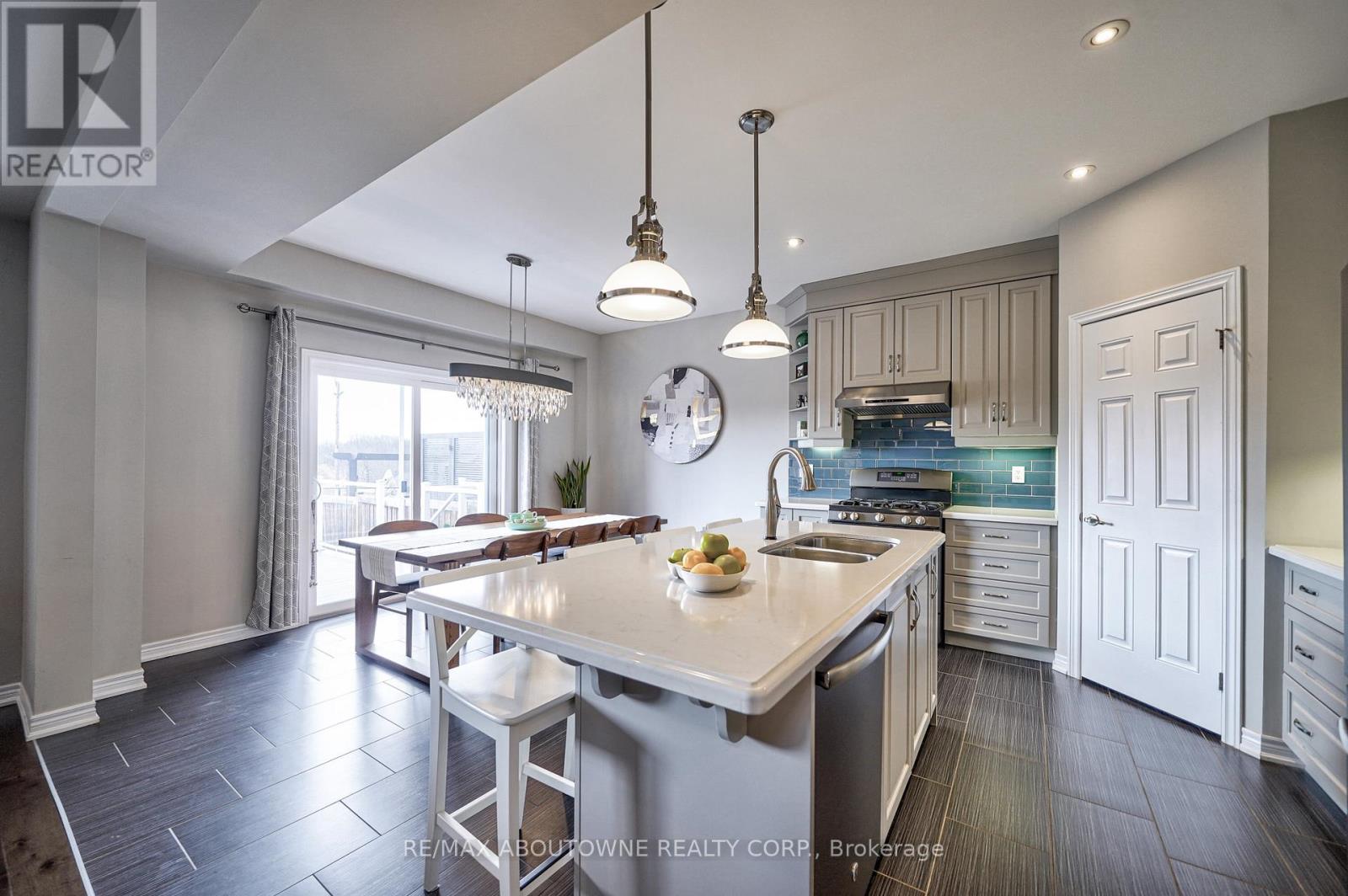 195 Greti Drive, Hamilton, ON - Indoor Photo Showing Kitchen With Double Sink