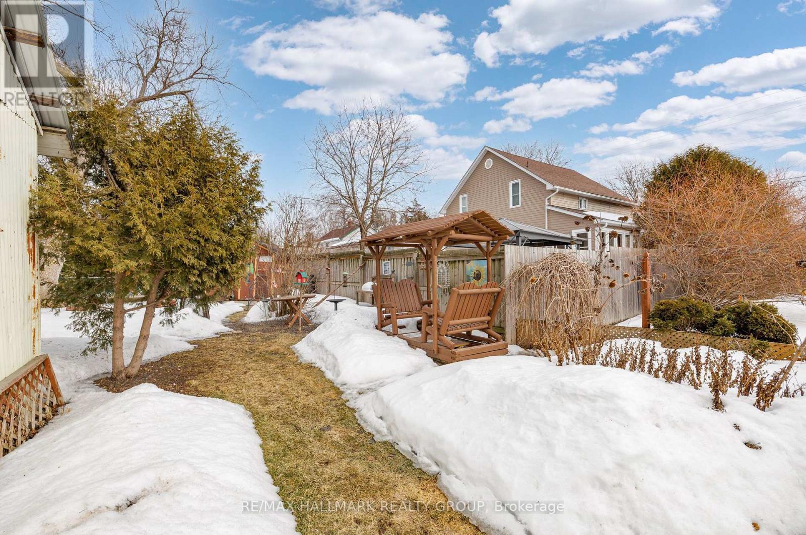 229 Gore Street E, Perth, ON - Outdoor