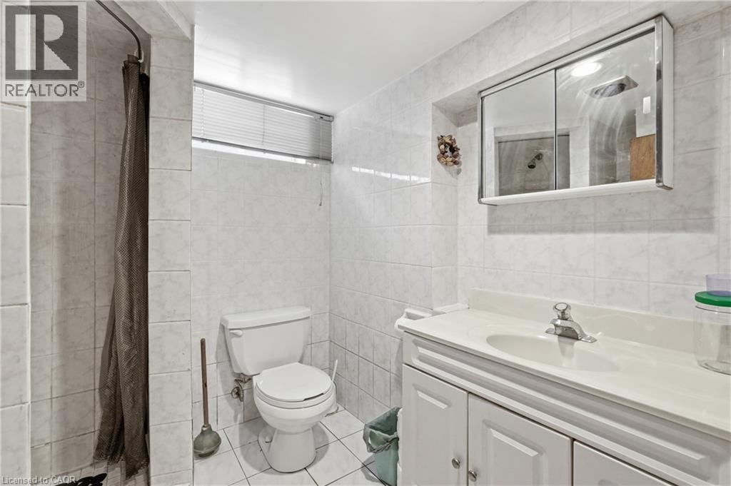 306 Concession Street, Hamilton, ON - Indoor Photo Showing Bathroom