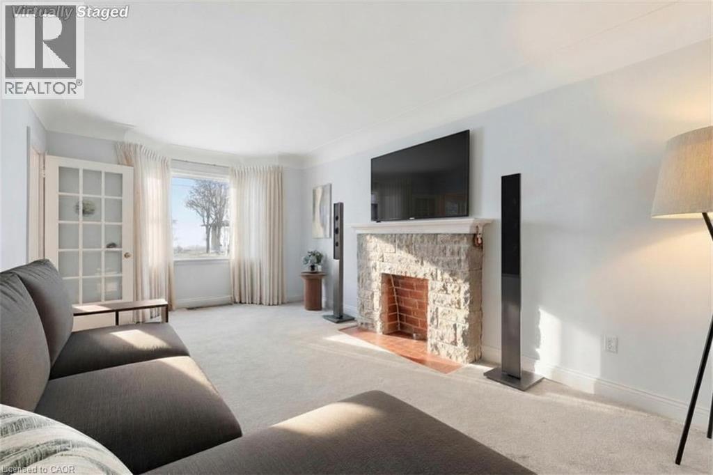 306 Concession Street, Hamilton, ON - Indoor Photo Showing Living Room With Fireplace