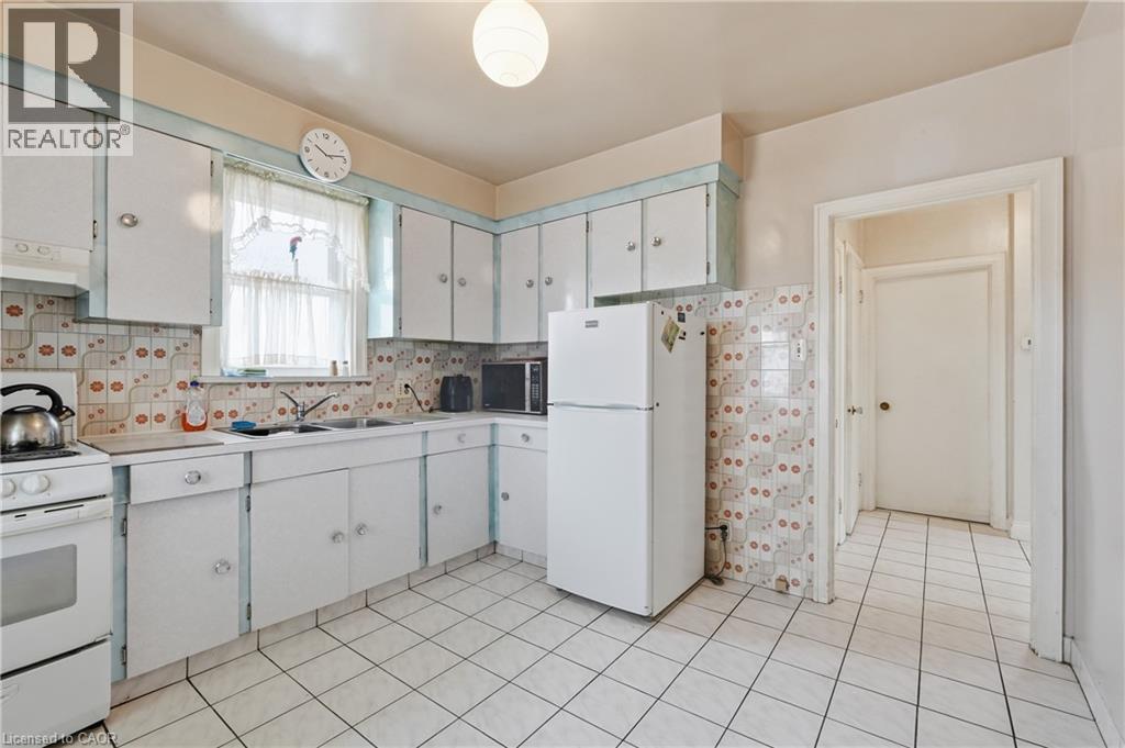 306 Concession Street, Hamilton, ON - Indoor Photo Showing Kitchen With Double Sink