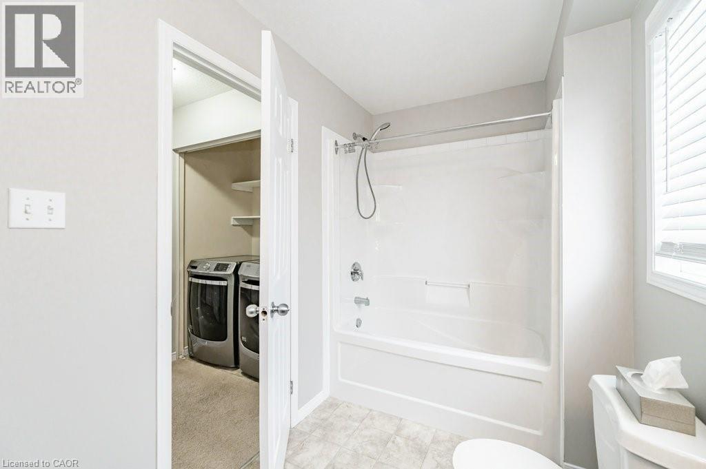 4pc bathroom for secondary bedrooms - 39 Brookfield Crescent, Kitchener, ON - Indoor Photo Showing Bathroom