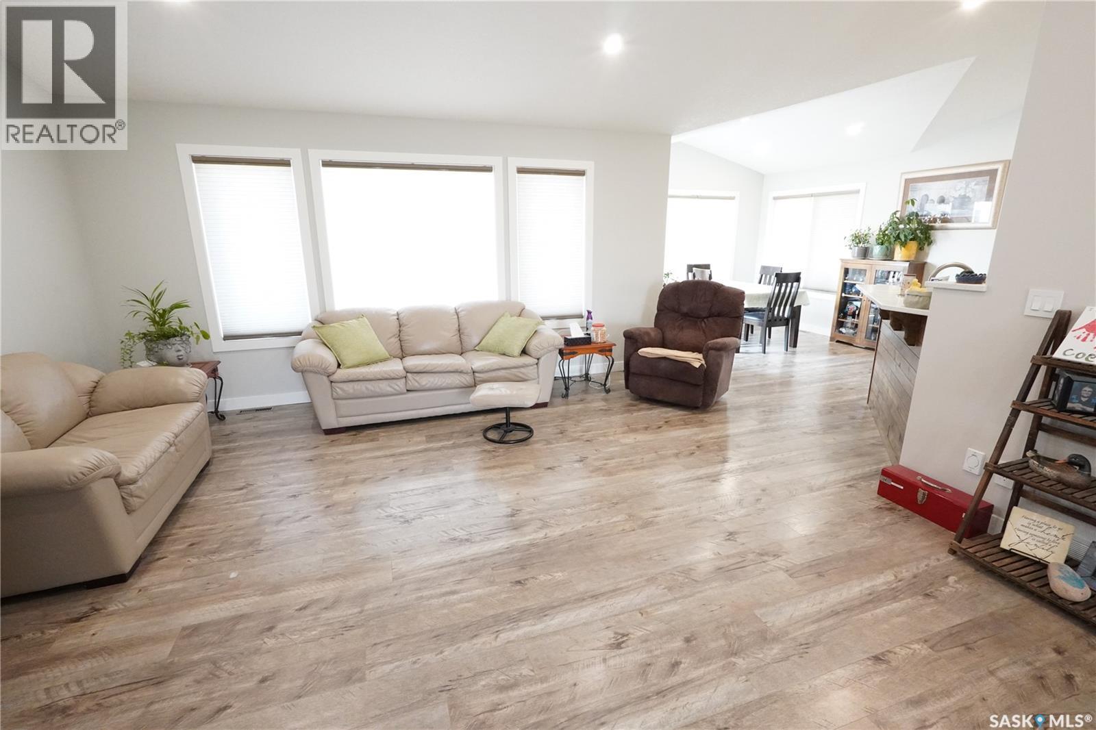 44 Crescent Drive, Avonlea, SK - Indoor Photo Showing Living Room