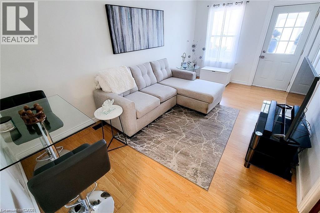 86 East 18Th Street, Hamilton, ON - Indoor Photo Showing Living Room