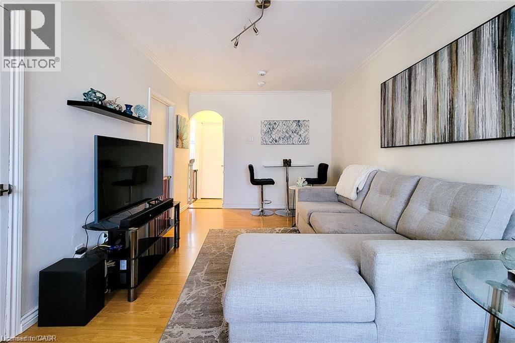86 East 18Th Street, Hamilton, ON - Indoor Photo Showing Living Room