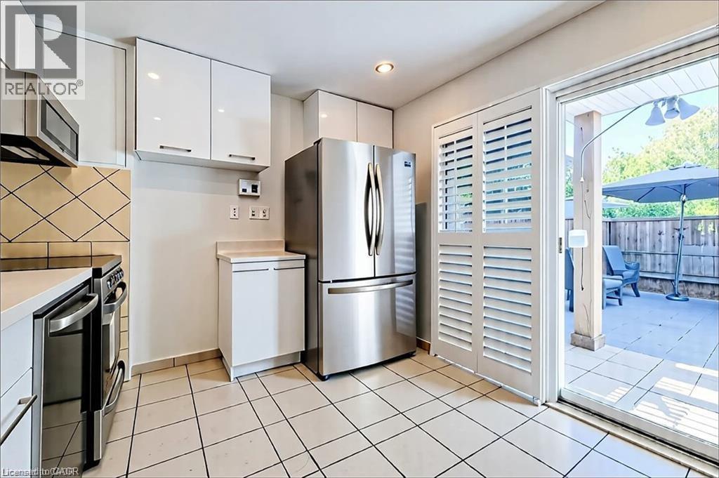 86 East 18Th Street, Hamilton, ON - Indoor Photo Showing Kitchen