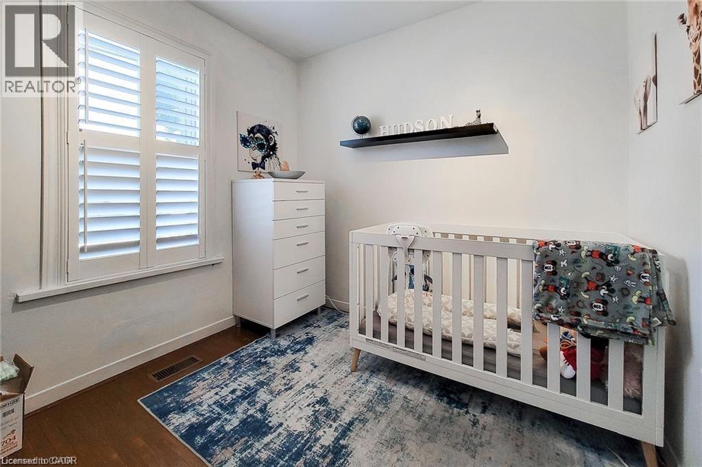 86 East 18Th Street, Hamilton, ON - Indoor Photo Showing Bedroom