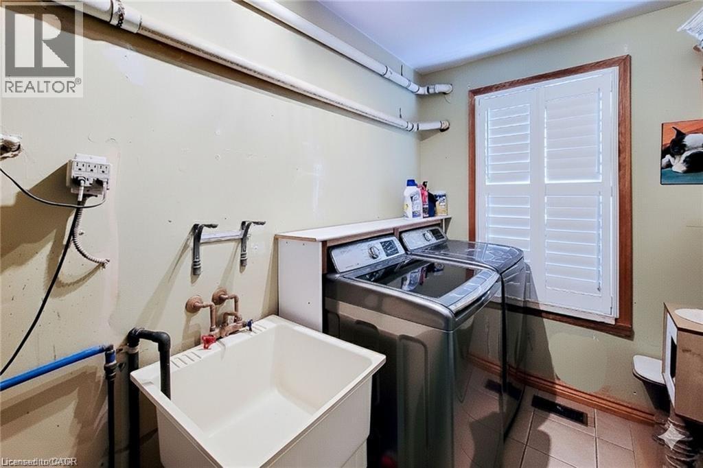 86 East 18Th Street, Hamilton, ON - Indoor Photo Showing Laundry Room