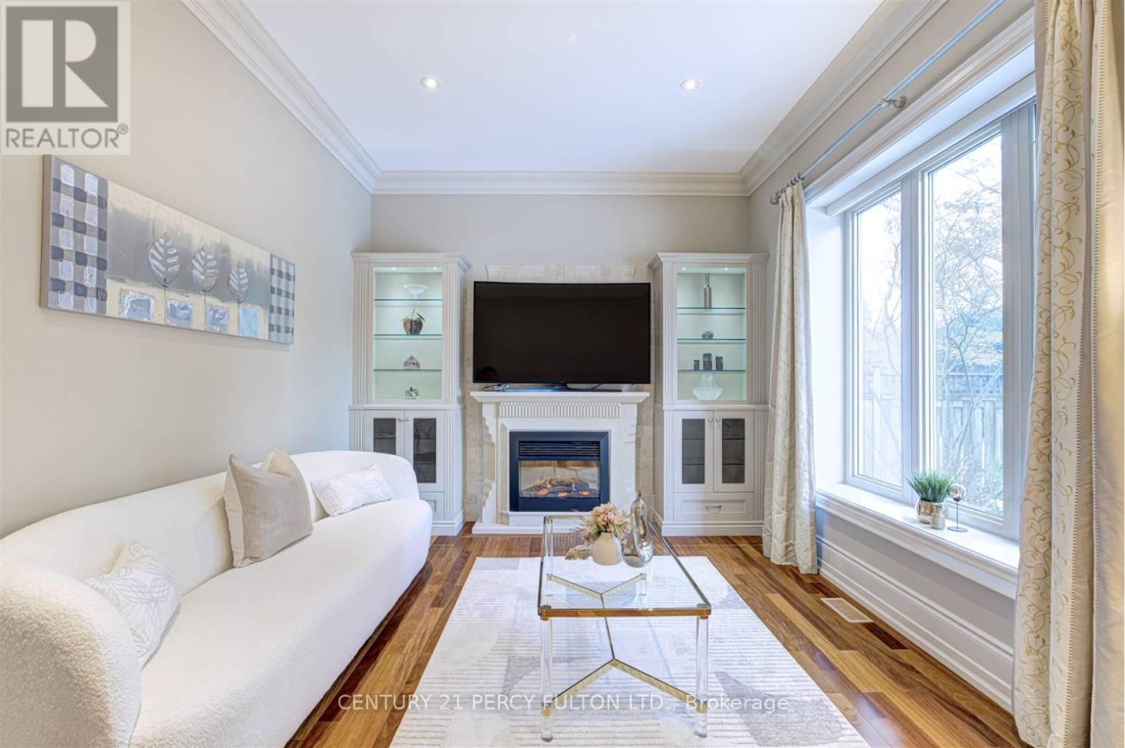 1649 Wedmore Way, Mississauga, ON - Indoor Photo Showing Living Room With Fireplace