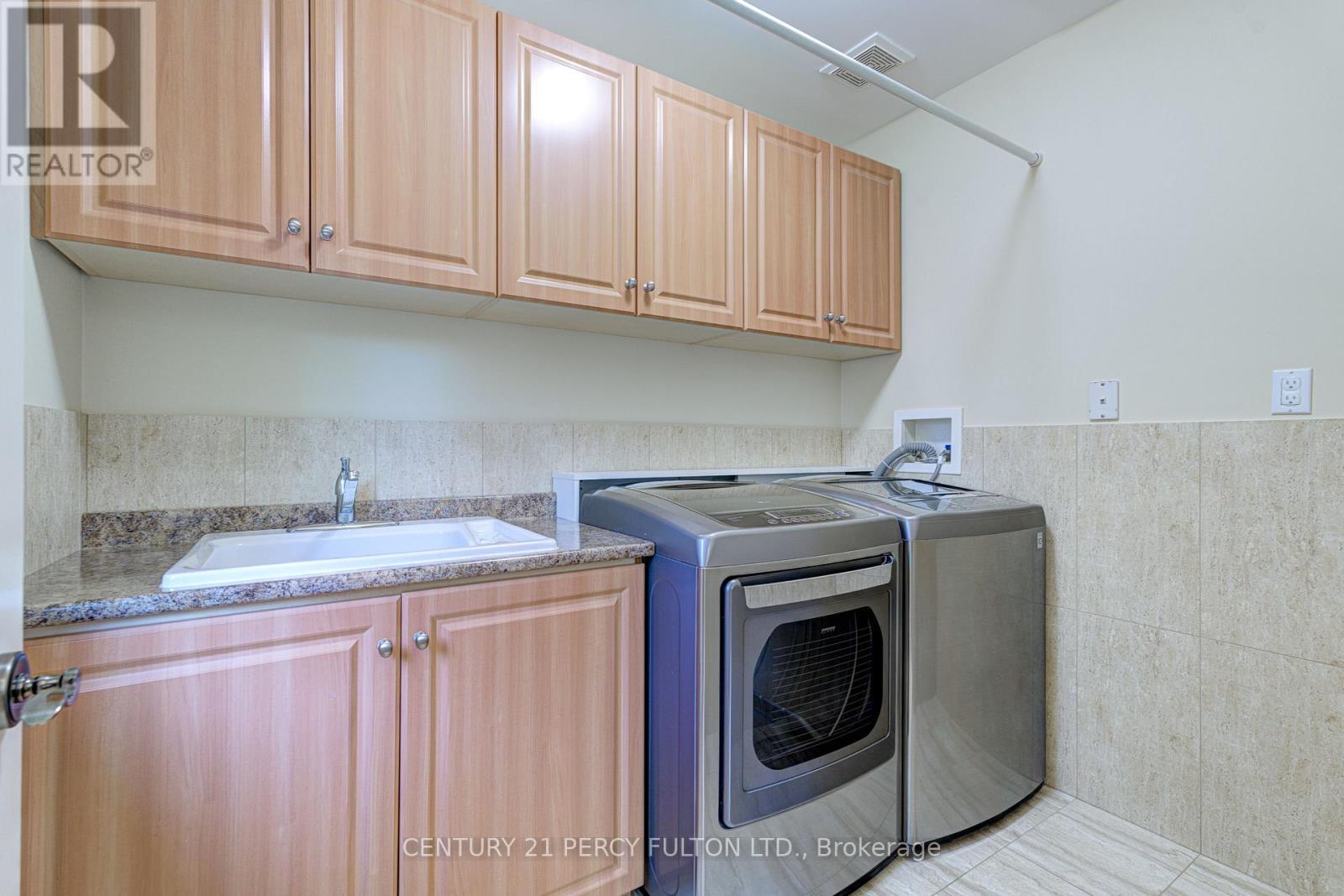 1649 Wedmore Way, Mississauga, ON - Indoor Photo Showing Laundry Room