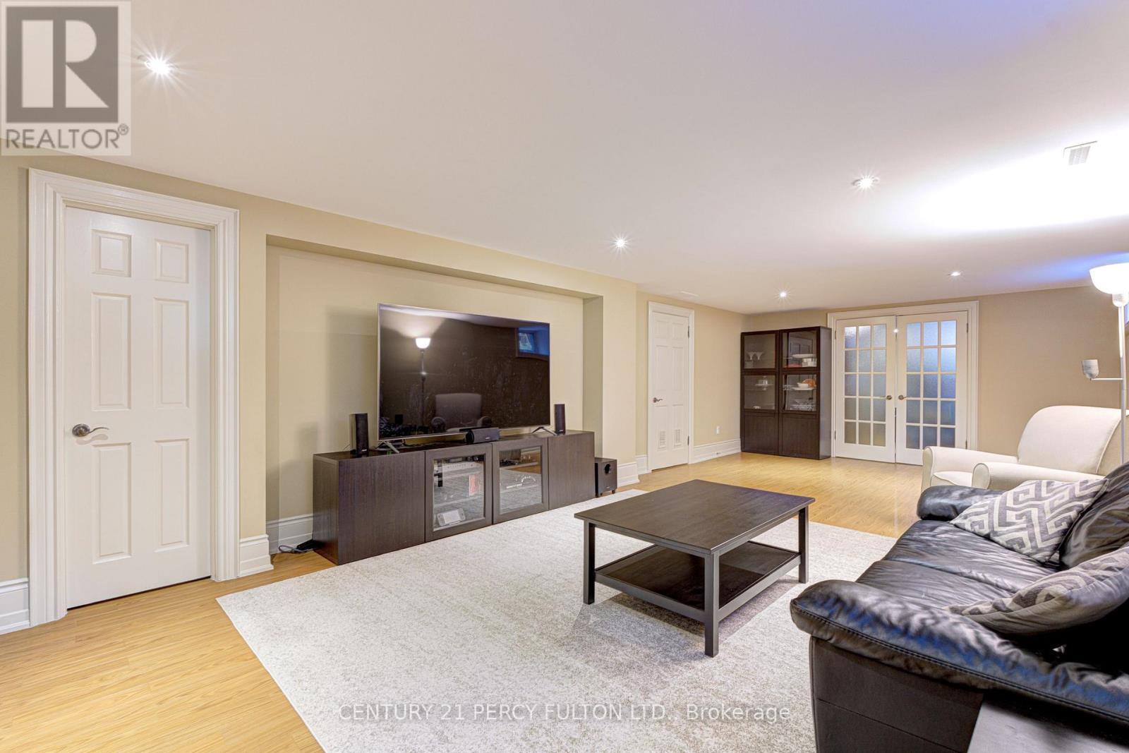 1649 Wedmore Way, Mississauga, ON - Indoor Photo Showing Living Room