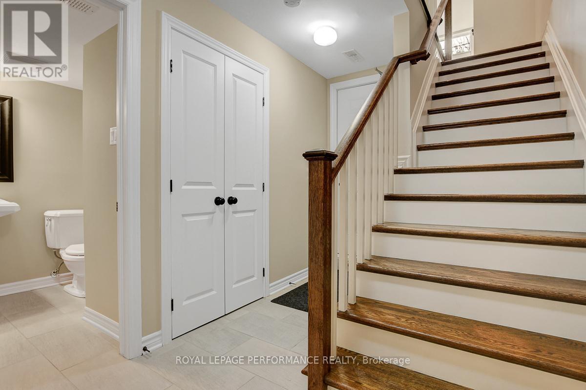 318 Iona Street, Ottawa, ON - Indoor Photo Showing Other Room