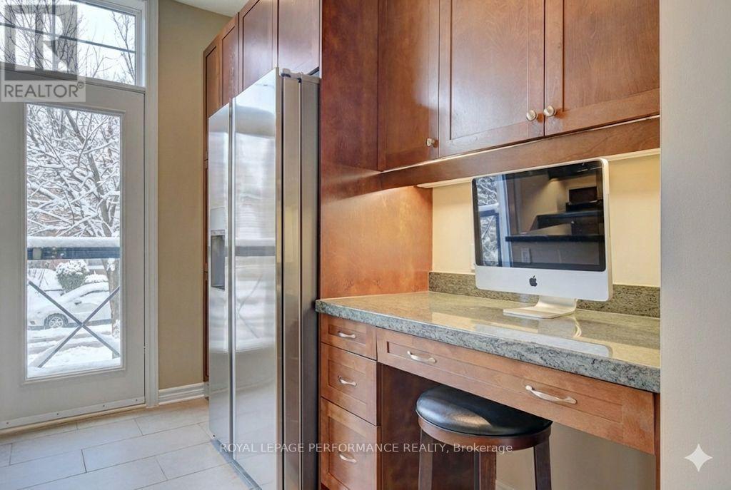 318 Iona Street, Ottawa, ON - Indoor Photo Showing Other Room