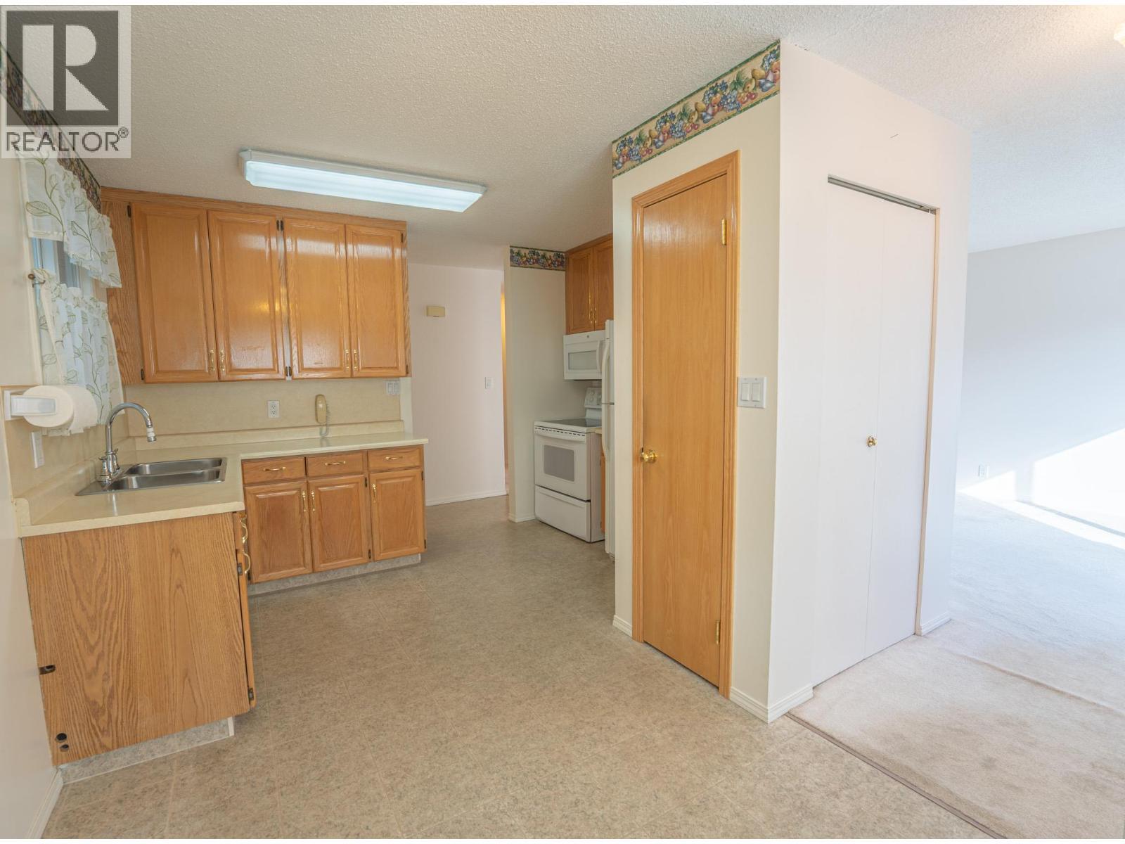 896 306Th Street, Kimberley, BC - Indoor Photo Showing Kitchen With Double Sink