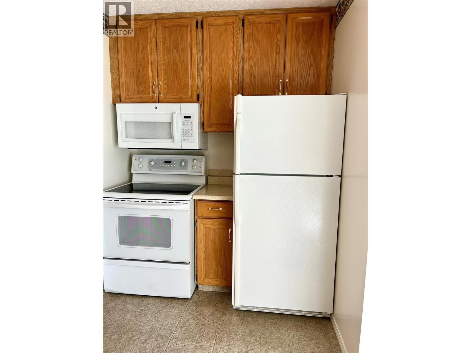 896 306Th Street, Kimberley, BC - Indoor Photo Showing Kitchen
