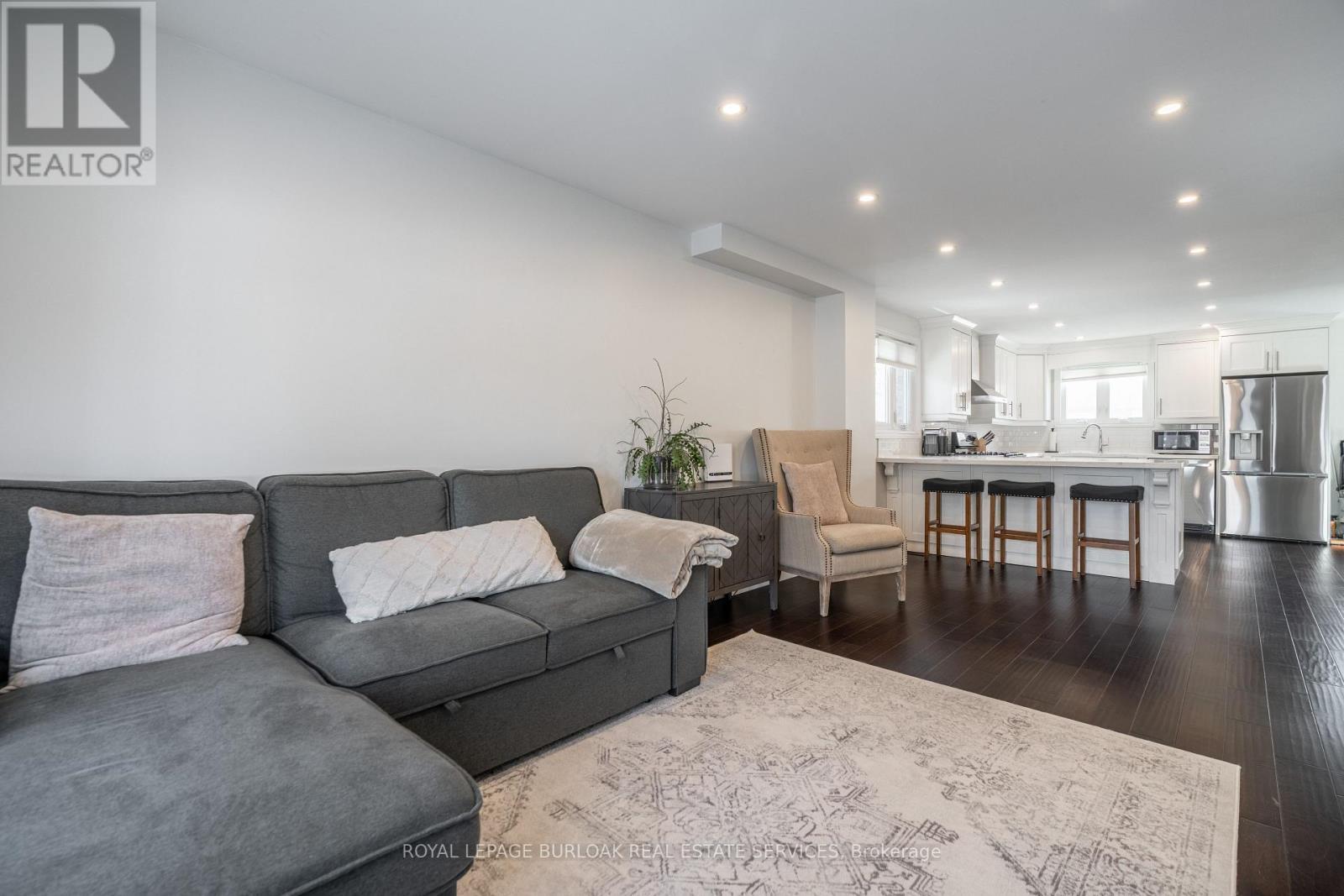 5042 Brady Avenue, Burlington, ON - Indoor