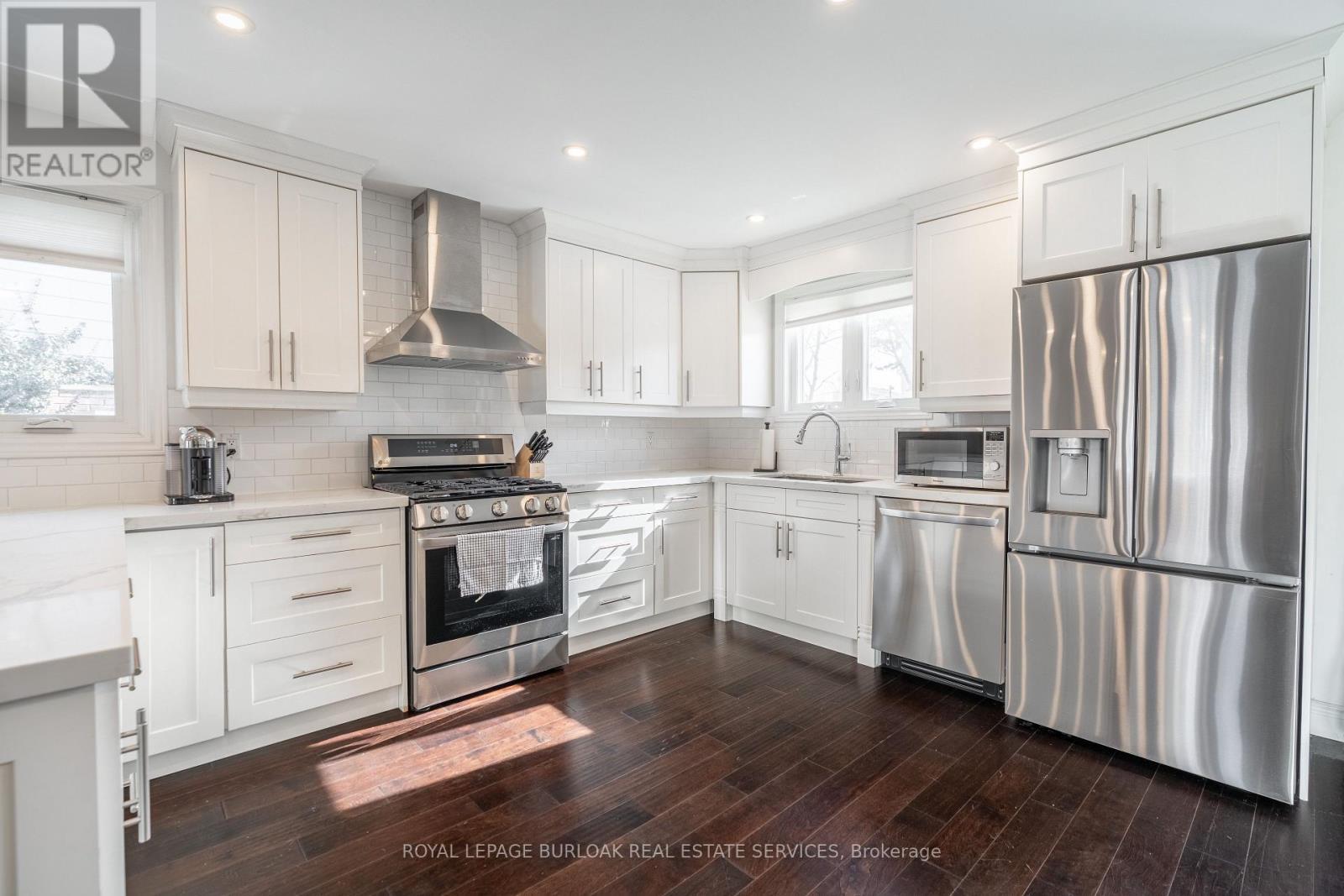 5042 Brady Avenue, Burlington, ON - Indoor Photo Showing Kitchen With Stainless Steel Kitchen With Upgraded Kitchen