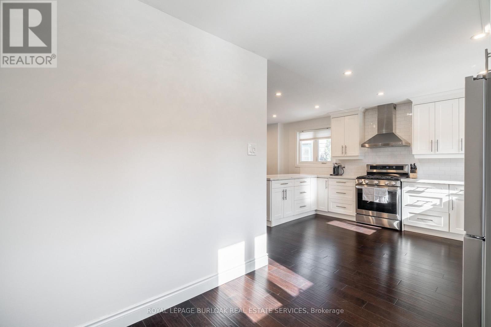 5042 Brady Avenue, Burlington, ON - Indoor Photo Showing Kitchen