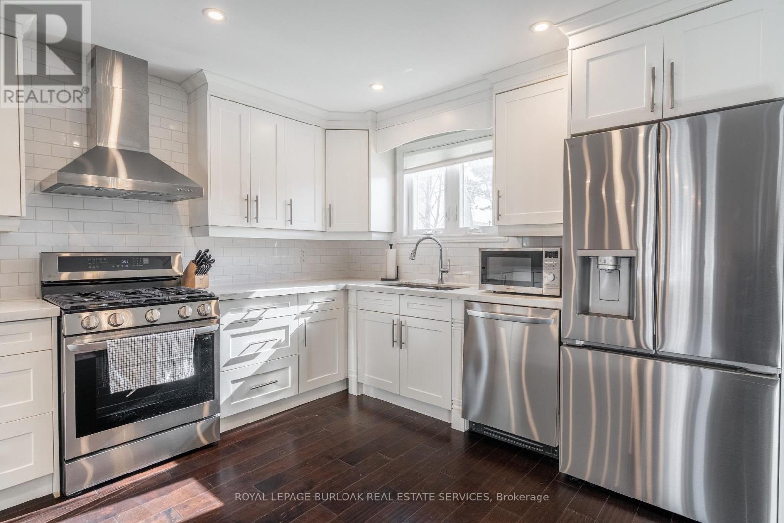 5042 Brady Avenue, Burlington, ON - Indoor Photo Showing Kitchen With Stainless Steel Kitchen