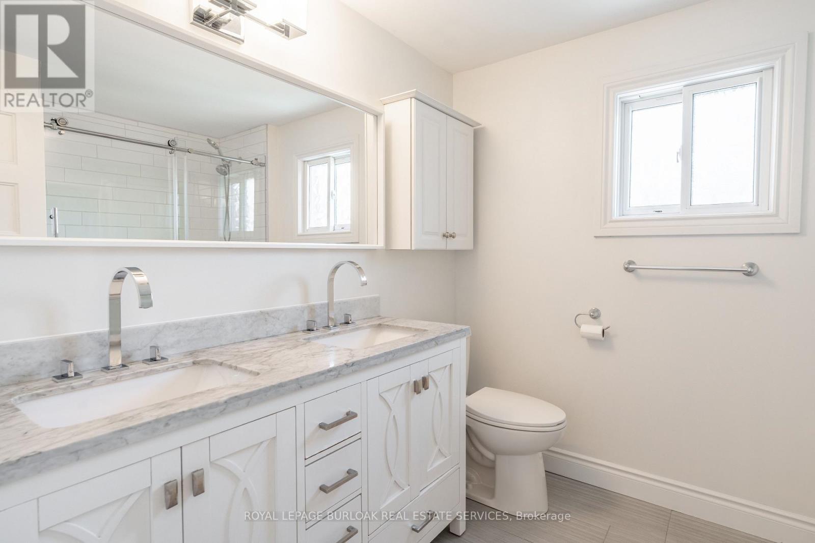 5042 Brady Avenue, Burlington, ON - Indoor Photo Showing Bathroom