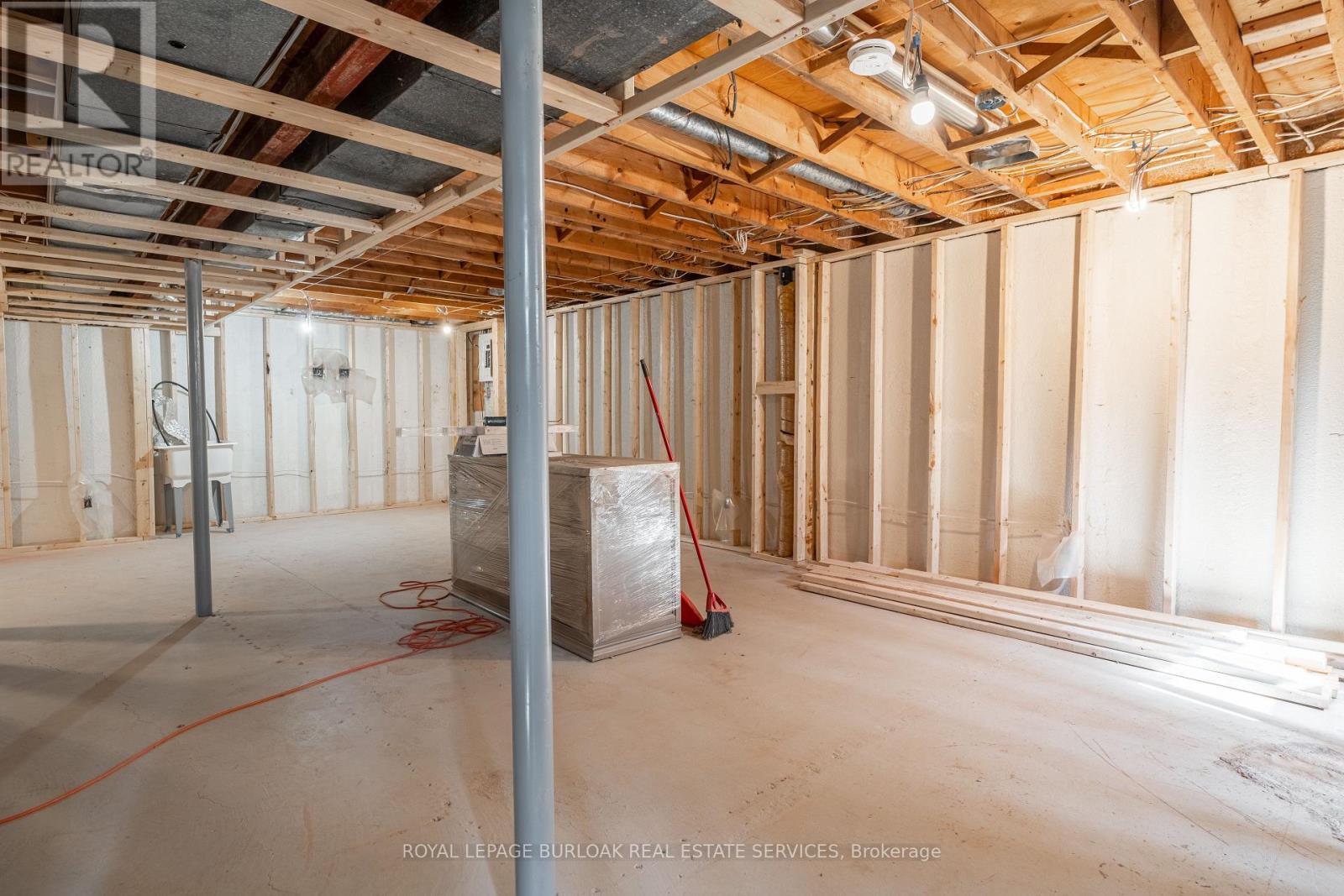 5042 Brady Avenue, Burlington, ON - Indoor Photo Showing Basement