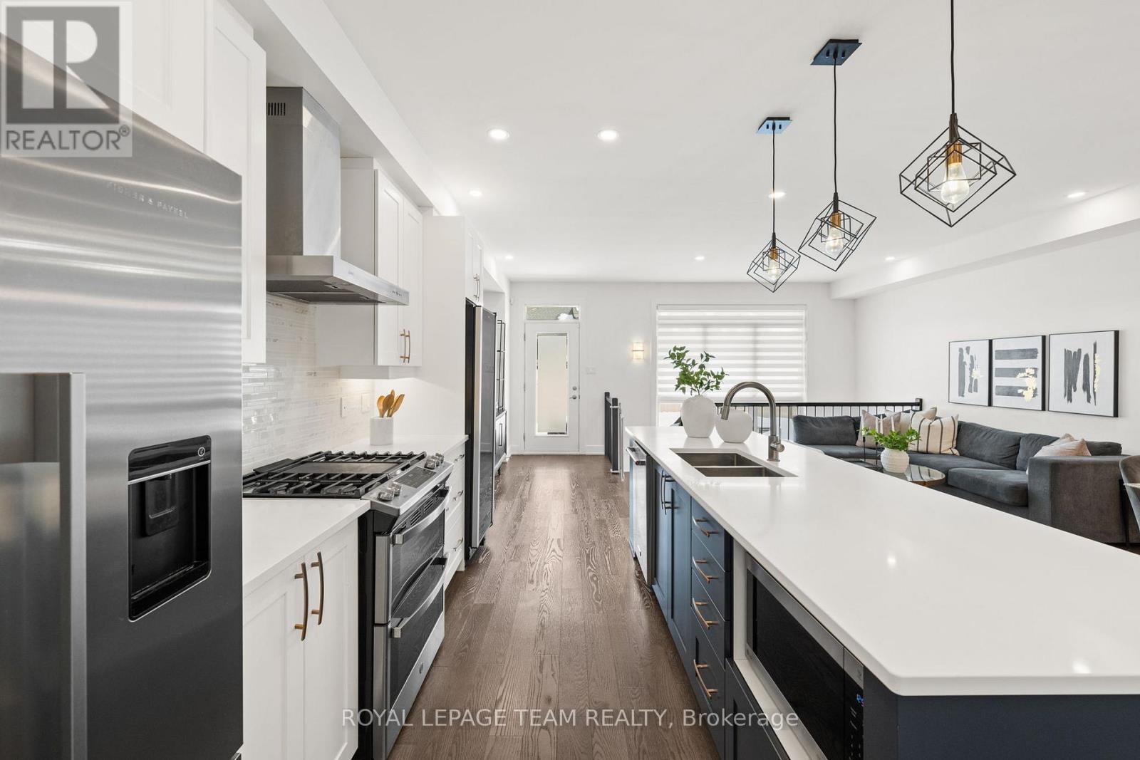 143 Avro Circle, Ottawa, ON - Indoor Photo Showing Kitchen With Double Sink With Upgraded Kitchen