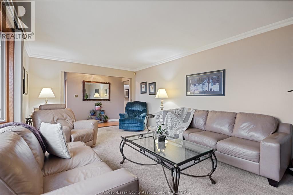 575 Middle Sideroad, Amherstburg, ON - Indoor Photo Showing Living Room