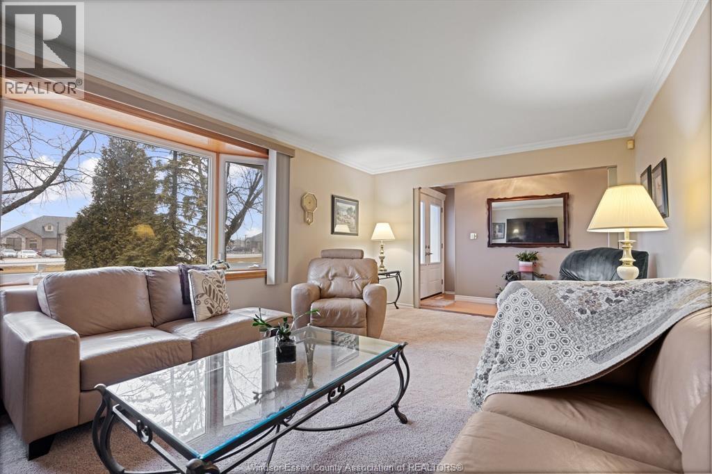 575 Middle Sideroad, Amherstburg, ON - Indoor Photo Showing Living Room