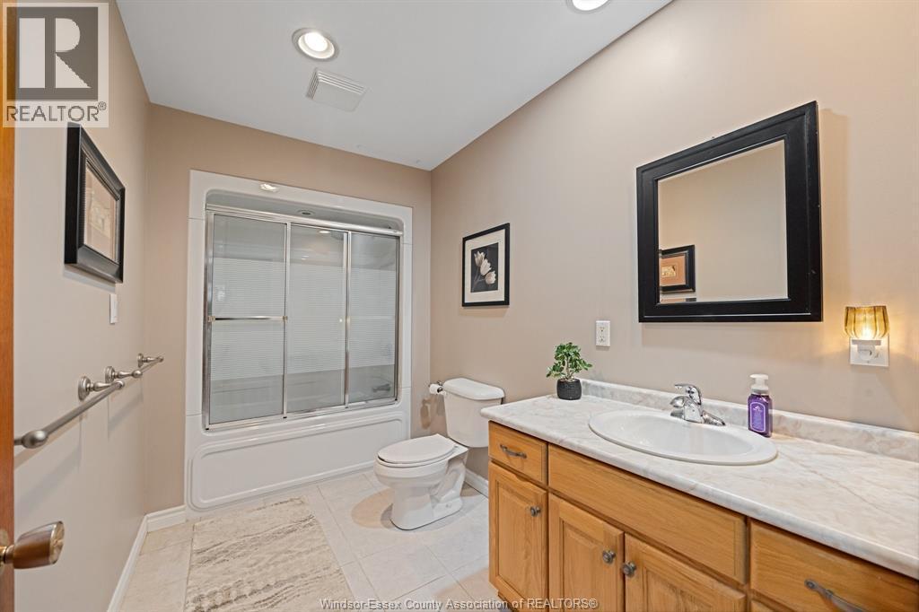 575 Middle Sideroad, Amherstburg, ON - Indoor Photo Showing Bathroom