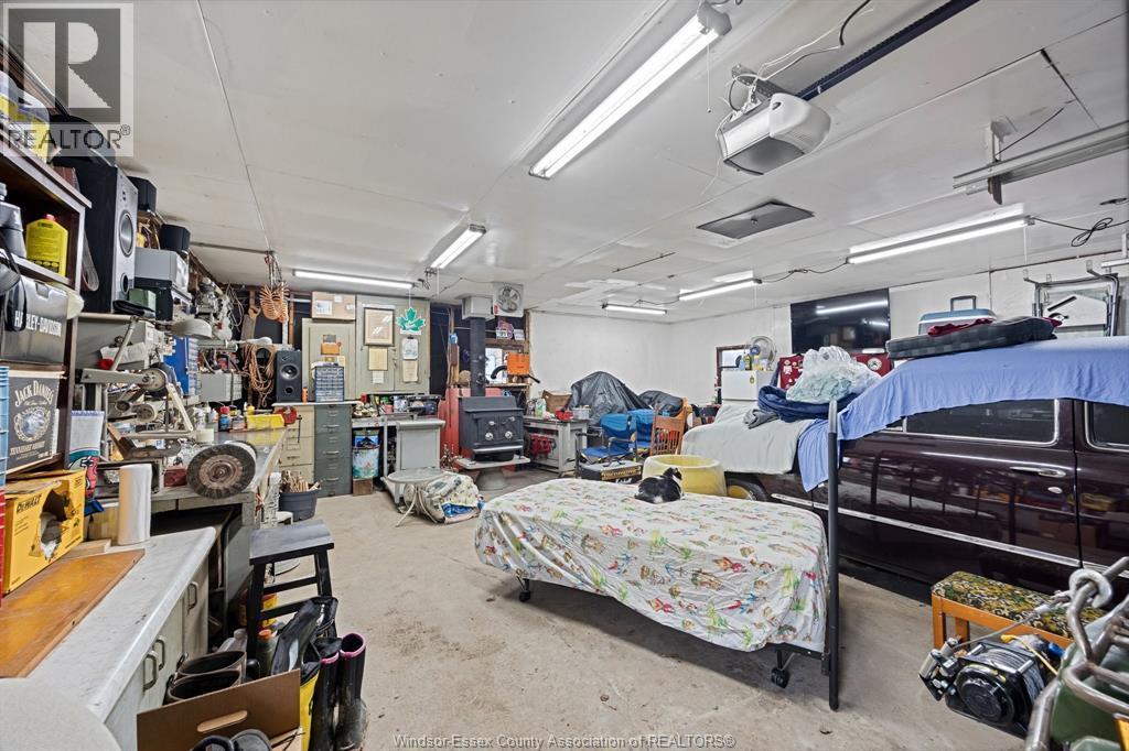 575 Middle Sideroad, Amherstburg, ON - Indoor Photo Showing Garage